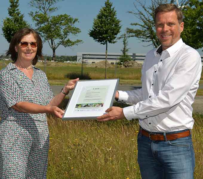 Frau Christine Cramm BUND Bremen übergibt Rolf Treusch die Urkunde „Orte der biologischen Vielfalt“