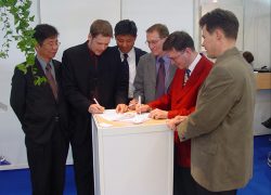 ROTEK Vertragsunterzeichnung SPG auf Hannovermesse 2003