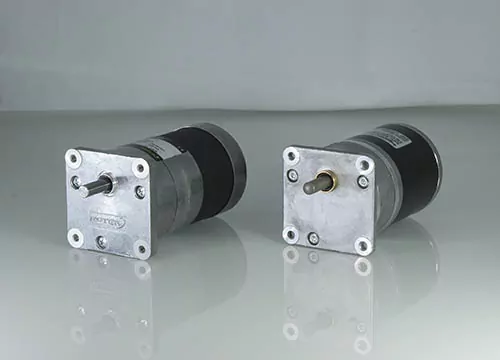 Synchronmotor ROBASE mit Stirnradgetriebe im Vergleich mit Berger-Lahr RSM Motor